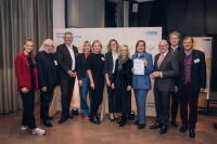 Neben Oberbürgermeister Markus Lewe (3.v.r.) und Wiebke Pankauke (Europäische Kommission) (6.v.r.) gestalteten Personen aus Verwaltung, Wissenschaft und Privatwirtschaft einen abwechslungsreichen Abend. Foto: Meike Reiners/Stadt Münster Auf diesem Gruppenbild, das bei der Feier zur Auszeichnung der Stadt Münster mit dem EU-Mission-Label aufgenommen wurde, sind unter anderem Oberbürgermeister Markus Lewe und EU-Vertreterin Wiebke Pankauke zu sehen.