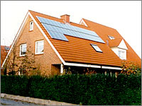 Solarmodule auf dem Dach Einfamilienhaus mit Photovoltaikanlage